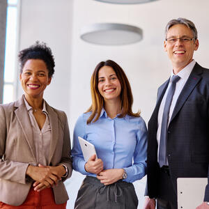 Grupo de colegas sonriendo juntos